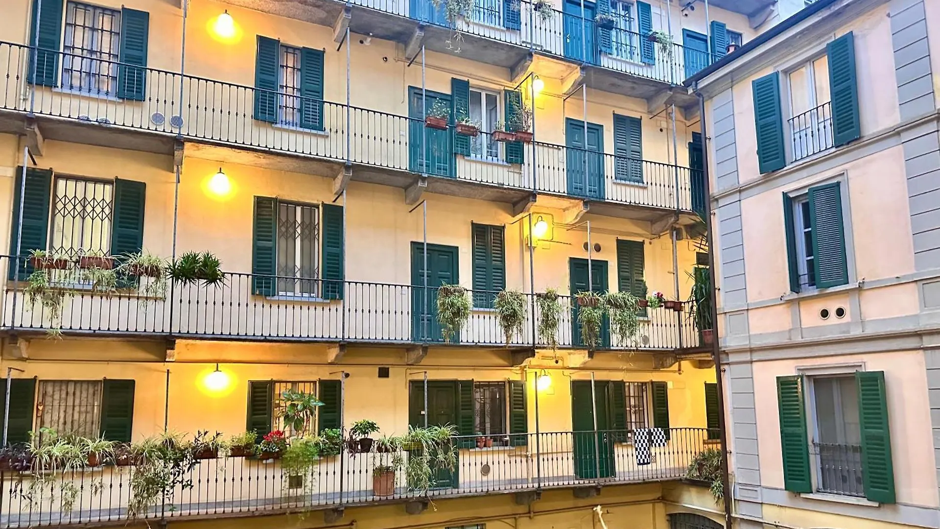 La Vie En Rouge - Porta Venezia Milano Apartment 0*, Milan